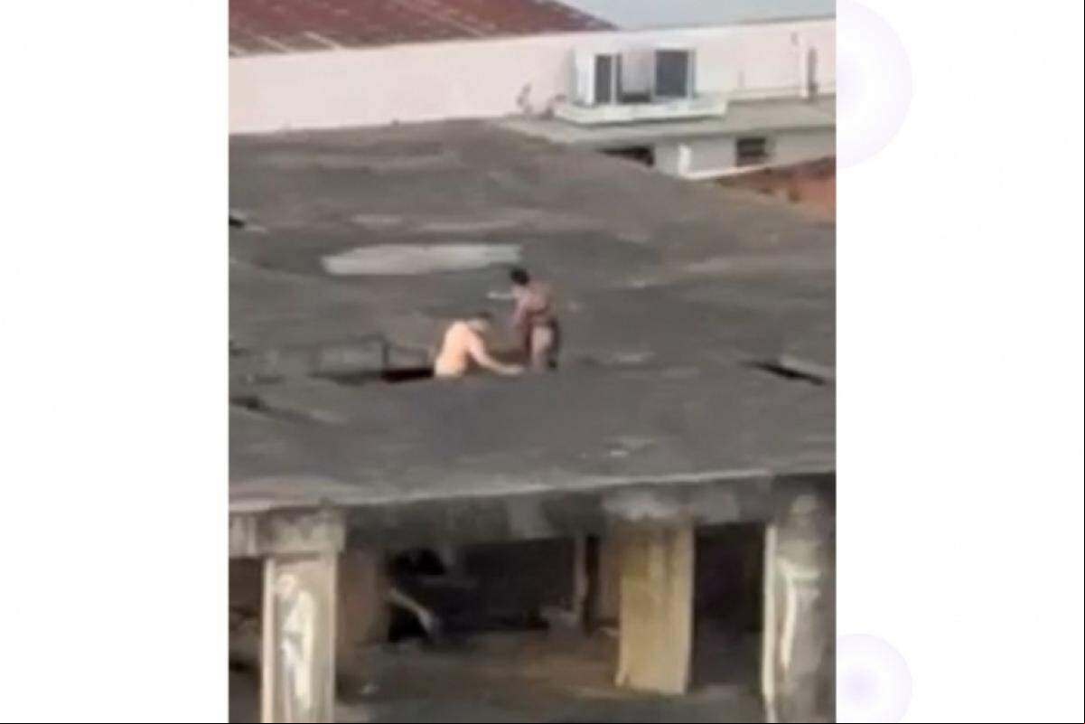 A dupla foi flagrada por uma pessoa de outro edifício e a cena viralizou nas redes sociais 