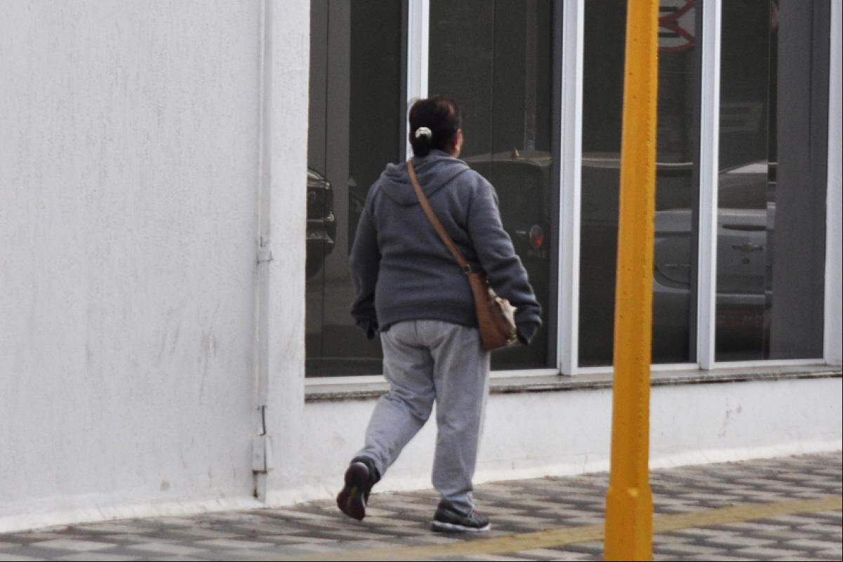 Pedestre bauruense agasalhada na rua Ezequiel Ramos, no Centro