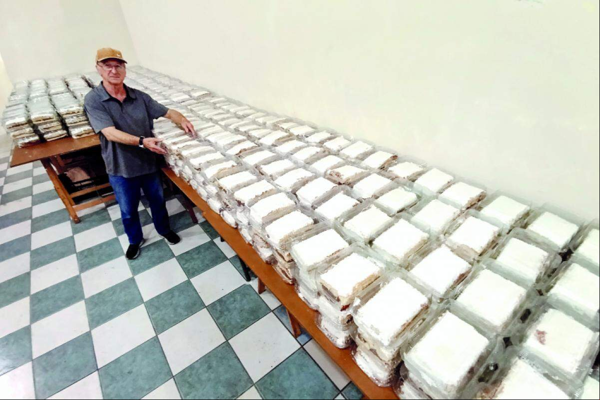 A retirada das 2,8 toneladas do bolo de Santo Antônio acontece nesta sexta-feira (13)