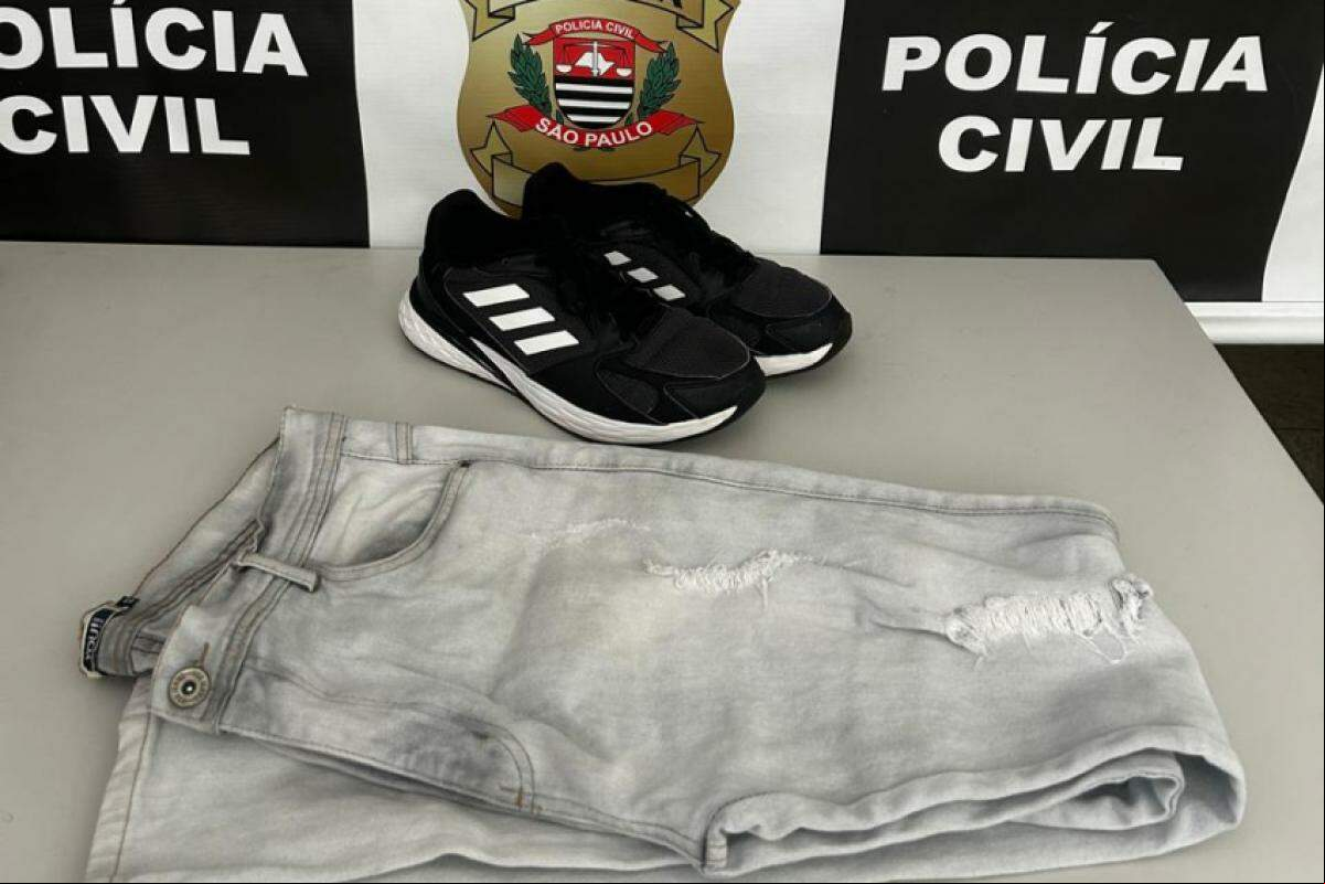 Foram apreendidos calça e tênis idênticos aos que o suspeito utilizava no dia dos fatos, e que aparecem em imagens de câmeras de segurança na região do crime