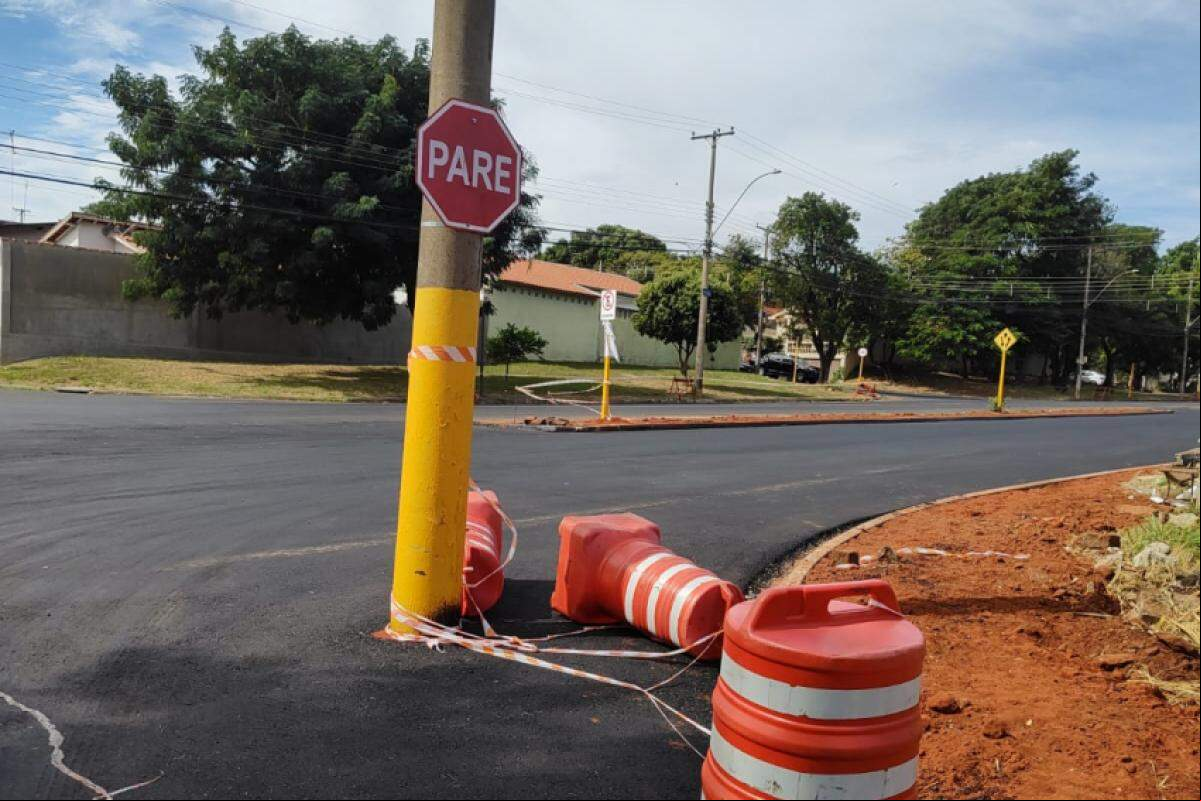 Caso ocorre na avenida Manuel Duque; prefeitura diz que aguarda retirada do poste pela FL