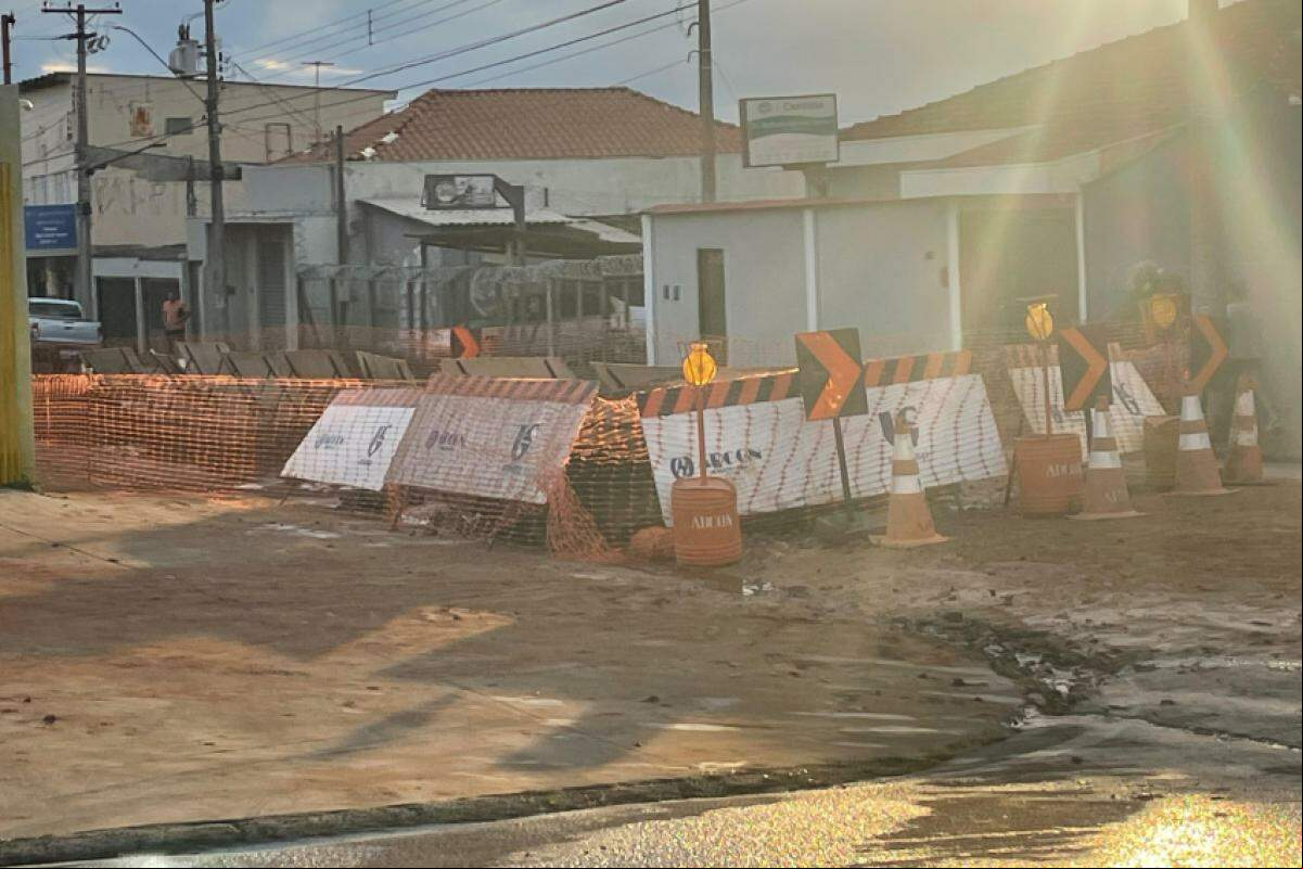 Sinalização da obra na rua Minas Gerais, em Franca