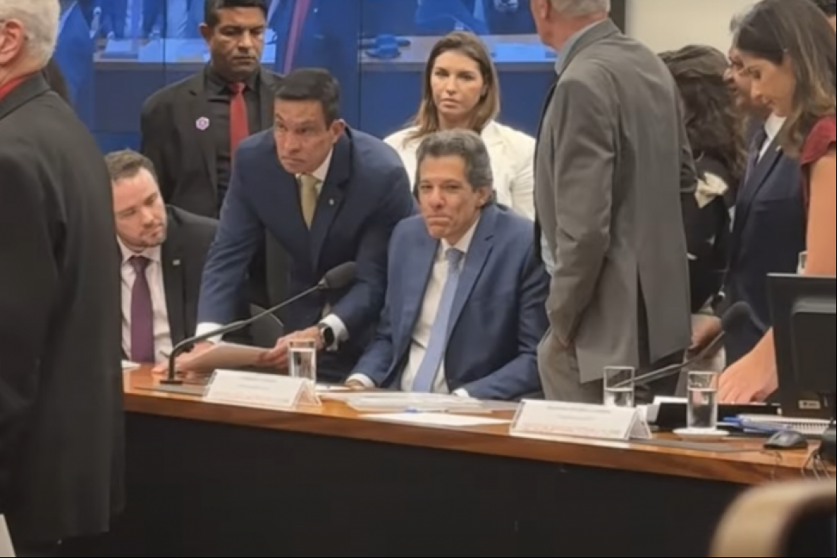 O ministro foi alvo de críticas pesadas da oposição.